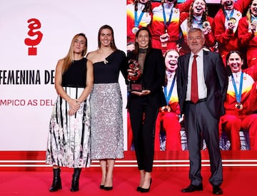 Premio Olímpico As del Deporte 2024 a la selección española femenina de waterpolo. Andrea Sánchez Barrio, responsable de patrocinio de Iberdrola, junto con las jugadoras Laura Ester, Bea Ortiz y Fernando Carpena, presidente de la Real Federación Española de Natación.