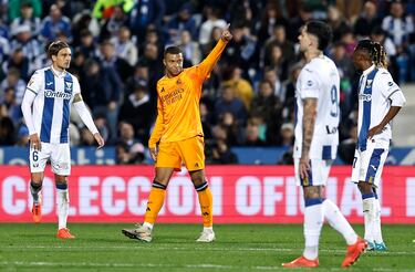 0-1. Kylian Mbappé celebra el primer tanto que marca en el minuto 42 de partido.
