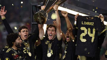 HOUSTON, TEXAS - JULY 06: Marcel Ruiz #14 of the Mexico lifts the trophy after Mexico beat the United States 2-1 to win the CONCACAF Gold Cup 2025 at NRG Stadium on July 06, 2025 in Houston, Texas. Omar Vega/Getty Images/AFP (Photo by Omar Vega / GETTY IMAGES NORTH AMERICA / Getty Images via AFP)