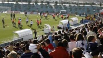 <b>HASTA LA BANDERA. </b>Desde las cuatro de la madrugada había gente haciendo cola en Valdebebas para poder coger sitio.