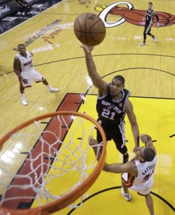 Miami Heat 95 (4) - San Antonio Spurs 88 (3). Tim Duncan entra a canasta.