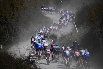 El pelotón durante Strade Bianche, clásica celebrada en Italia que se caracteriza por sus duros tramos de 'sterrato'.