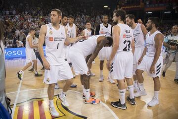 Trey Thompkins es consolado por sus compañeros tras finalizar el partido.