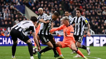 Malick Thiaw zancadillea al centrocampista del Barcelona en la última acción del partido.