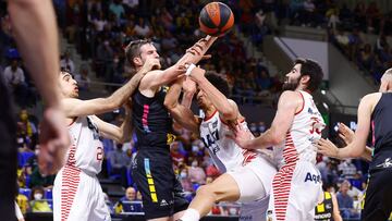 Aaron Doornekamp lucha por el balón contra la defensa del Baxi Manresa.