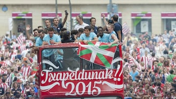 Los leones celebran el título de 2015.