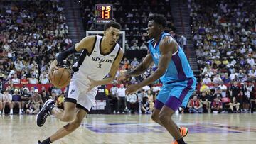 LAS VEGAS, NEVADA - JULY 07: Victor Wembanyama #1 of the San Antonio Spurs drives to the basket against James Nnaji #46 of the Charlotte Hornets during the first quarter at the Thomas & Mack Center on July 07, 2023 in Las Vegas, Nevada. Ethan Miller/Getty Images/AFP (Photo by Ethan Miller / GETTY IMAGES NORTH AMERICA / Getty Images via AFP)