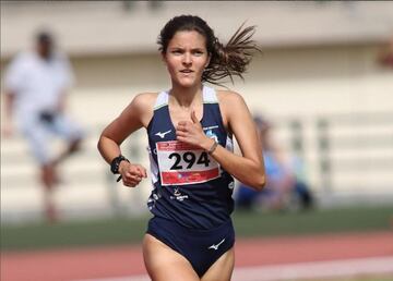 Irene Lorenzo Hernández (Los Llanos de Aridane, 2001) se inició en carreras de montaña (campo a través y trail) y en la actualidad figura entre las mejores fondistas de España Sub-23. En el Campeonato de España de Atletismo celebrado este verano en Nerja (Málaga) la atleta palmera firmó el récord de Canarias Absoluto en 5.000 metros lisos (16:45.64). La marca anterior llevaba más de veinte años vigente. Suyo es además el récord de 10.000 metros (36:22). En el Campeonato de España de Campo a Través obtuvo un octavo puesto. Lorenzo ha evolucionado sus planes de entrenamiento y los resultados están acompañando. Sueña con competir con la selección española en un Campeonato de Europa y por delante le queda una carrera prometedora.