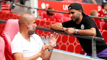 Riyad Mahrez, ayer con Pep Guardiola, en el estadio de Wembley durante la final de la Community Shield. 