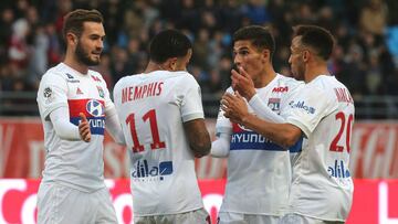 Lyon&#039;s Dutch forward Memphis Depay (2L) celebrates with teammates after scoring during the Ligue 1 football match between Troyes and Lyon at The Aube Stadium in Troyes on October 22, 2017. / AFP PHOTO / FRANCOIS NASCIMBENI