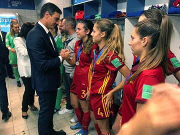 Pedro Sánchez felicita a las jugadoras españolas tras la final del Mundial Sub-20.