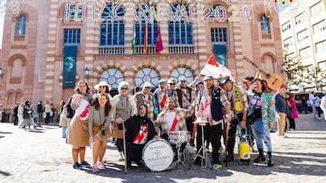 La Chirigota Vallekana El Desván posa para AS delante del Gran Teatro Falla de Cádiz.