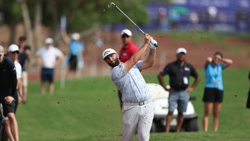 Dubai (United Arab Emirates), 16/11/2023.- Jon Rahm of Spain in action during the first round of DP World Tour Championship European Tour Golf tournament 2023 at Jumeirah Golf Estates in Dubai, United Arab Emirates, 16 November 2023. (Espa?a, Emiratos ?rabes Unidos) EFE/EPA/ALI HAIDER