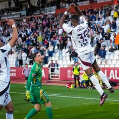 El Bayer Leverkusen acelera por Kofane