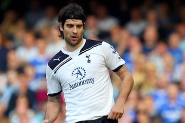 Coincidió con Palacios en el Tottenham en la temporada 2009-2010 y 2010 - 2011.