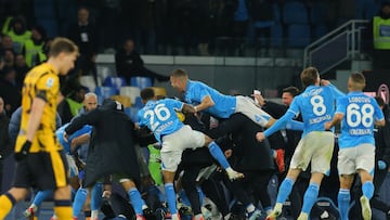 Napoli's players celebrate after Napoli's midfielder #15 Philip Billing scores his team first goal during the Italian Serie A football match between Napoli and Inter Milan at the Diego Armando Maradona stadium in Naples on March 01, 2025. (Photo by CARLO HERMANN / AFP)