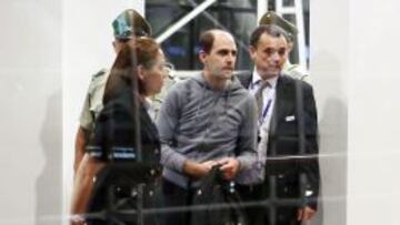 Sergio Jadue (c), en el aeropuerto de Santiago escoltado por la polic&iacute;a para abordar un avi&oacute;n rumbo a Miami junto a su familia. 