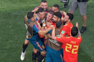 Los jugadores celebran el 1-0 de Sergey Ignashevich en propia puerta. 