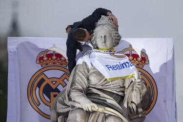 Champions League: Real Madrid celebrate with fans at Cibeles