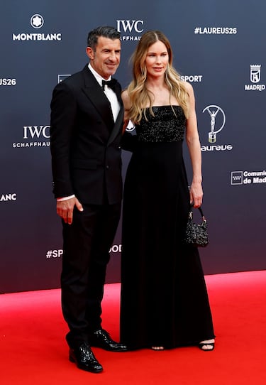 Luis Figo con su mujer en la alfombra roja.