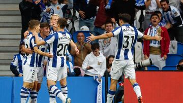 SAN SEBASTIÁN , 03/10/2024.- Los jugadores de la Real Sociedad celebran el primer gol de su equipo durante el partido de Liga Europa entre la Real Sociedad y el Anderlecht, que se disputa este jueves en el estadio Reale Arena de San Sebastián. EFE/ Javier Etxezarreta