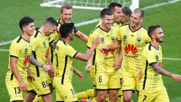 Los  jugadores del Wellington Phoenix, uno de los equipos en cuarentena en Australia, celebran un gol.