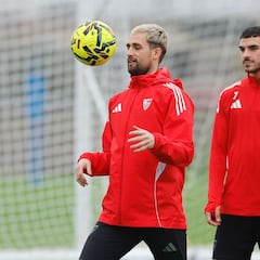 El Sevilla recupera a Januzaj pero pierde a Oso para al menos un mes