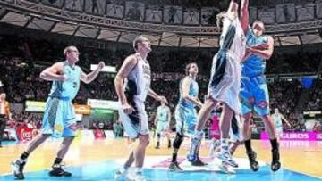 <b>UN DUELO DE TITANES. </b>Tiago Splitter tapona el lanzamiento de Petar Popovic en el Buesa Arena.