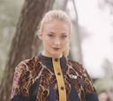 Sophie Turner detalla cómo sus relaciones con mujeres la ayudaron con Joe Jonas