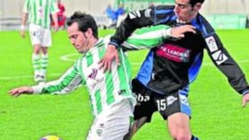 <b>EN ACCIÓN. </b>Arteaga disputa un balón ante un jugador de el Alavés la pasada campaña.