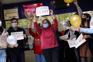 Loteros de la administración de "Doña Manolita" de Madrid festejan haber vendido décimos del premio Gordo. 