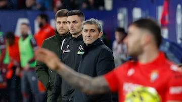 PAMPLONA, 03/01/2026.- El entrenador del Athletic, Ernesto Valverde (3i, detrás) y el del Osasuna, el italiano Alessio Lisci (i, detrás) durante el encuentro correspondiente a la jornada 18 de LaLiga EA Sports entre el CA Osasuna y el Athletic Club de Bilbao en El Sadar, Pamplona, este sábado. EFE/ Villar López
