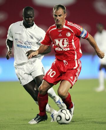 El futbolista neerlandés jugó en el Al-Rayyan la temporada 2004-2005. También vistió la camiseta del Al-Shamal (en la foto) desde 2005 hasta 2008. 