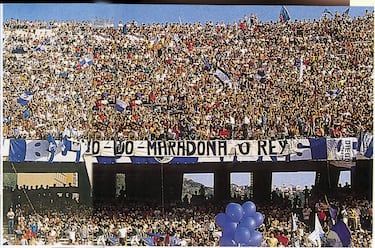 5 de julio de 1984 | El astro argentino logró concentrar a 65.000 personas en su presentación en el Estadio de San Paolo, actual Stadio Diego Armando Maradona. 