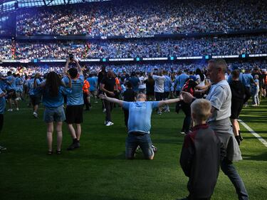 Aficionados citizens saltaron al terreno de juego para celebrar el título de liga conseguido por el Manchester City.