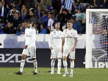 Varane, Sergio Ramos y Kroos tras el pitido final del partido. 