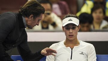 Muguruza recibe indicaciones de su entrenador, Sam Sumyk.