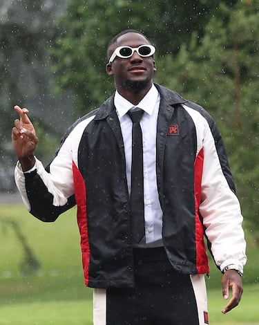 El defensa francés Ibrahima Konate a la llegada a la concentración. 