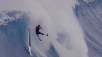 Evan Strong sufre un wipeout en Jaws, Maui, Hawái, el 28 de diciembre del 2023.