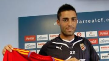 Bruno Soriano posando con la camiseta de la Selecci&oacute;n cuando fue convocado por primera vez con la Roja.