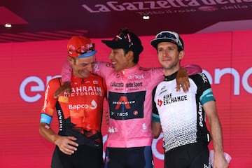 El corredor del Team INEOS - Grenadiers hizo historia en el deporte colombiano y se coronó campeón del Giro de Italia. Bernal mantuvo la ventaja en la clasificación general y tras la contrarreloj en la última etapa, se quedó con el título. 