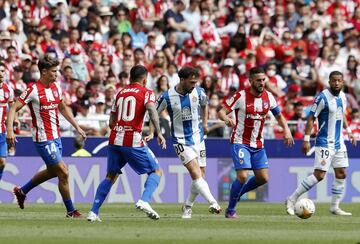 Keidi entre varios jugadores rojiblancos.