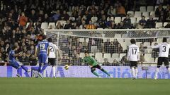 Chori supera a Diego Alves desde el punto de penalti.