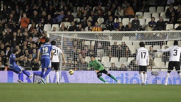 Chori supera a Diego Alves desde el punto de penalti.