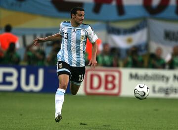 Actualmente dirige a la Selección de fútbol de Argentina, disputó un partido como defensa en el Mundial de Alemania 2006.​