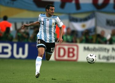 Actualmente dirige a la Selección de fútbol de Argentina, disputó un partido como defensa en el Mundial de Alemania 2006.​