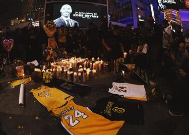 Menos de un mes después de la muerte de Stern, el corazón de la NBA y de todo el deporte mundial se partió en dos el 26 de enero con el fallecimiento en accidente de helicóptero en Calabasas (California) de Kobe Bryant, su hija Gianna y otras siete personas. Kobe murió con 41 años convertido en una de las grandes leyendas de la NBA y de unos Lakers que, abrumados por el dolor, le dedicaron su camino en una temporada que acabó con el título sumado en Florida.