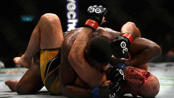 El brasileño Glover Teixeira y el estadounidense Jamahal Hill en el UFC 283 en Brasil.