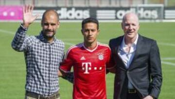Thiago, junto a Guardiola y Matthias Sammer.