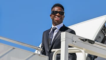 Vinicius Júnior bajando las escalerillas del avión a su llegada a Varsovia.